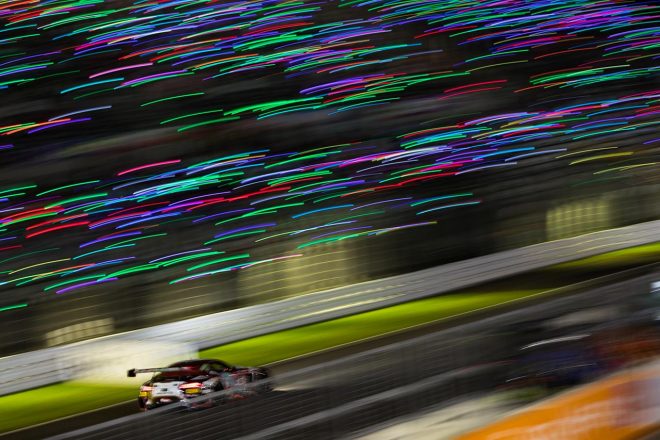 今年もグランドスタンドにはサイリウムが登場し、ナイトセッションを盛り上げた。