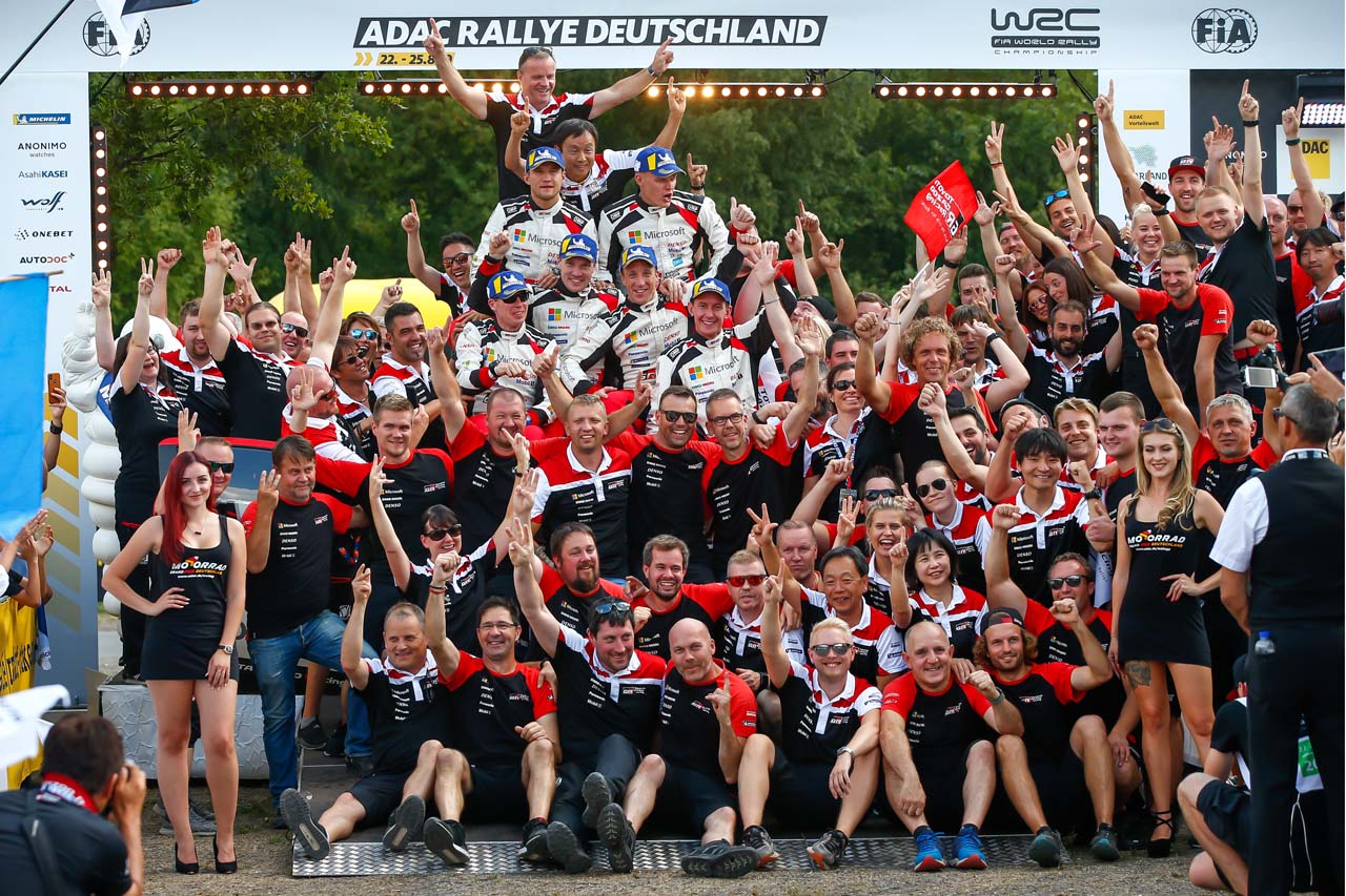 チーム初のワン・ツー・スリー・フィニッシュを喜ぶTOYOTA GAZOO Racing WRTのドライバー、スタッフ、関係者一同