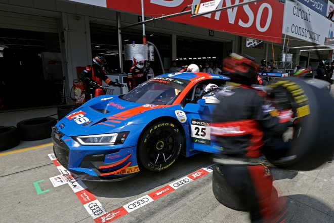 25号車アウディR8 LMS GT3は、レース3時間目以降ピットタイミング以外でトップを譲らず