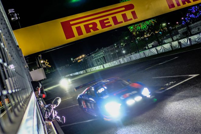2019年の鈴鹿10時間、トップチェッカーを受ける25号車アウディR8 LMS GT3