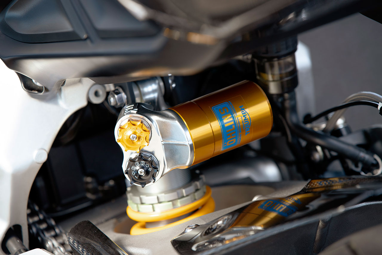 リヤサスペンションはオーリンズ製TTX