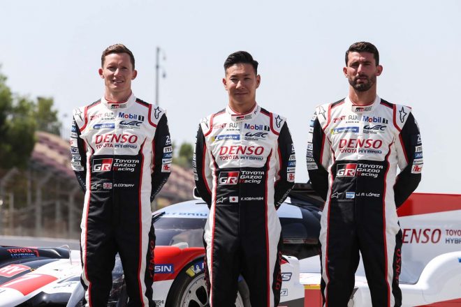 7号車トヨタTS050ハイブリッドをドライブする(左から)マイク・コンウェイ、小林可夢偉、ホセ-マリア・ロペス