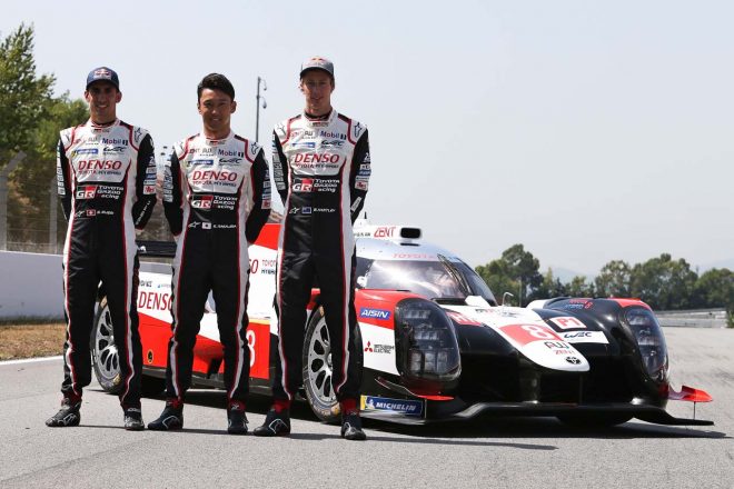8号車トヨタTS050ハイブリッドに搭乗する（左から）セバスチャン・ブエミ、中嶋一貴、ブレンドン・ハートレー