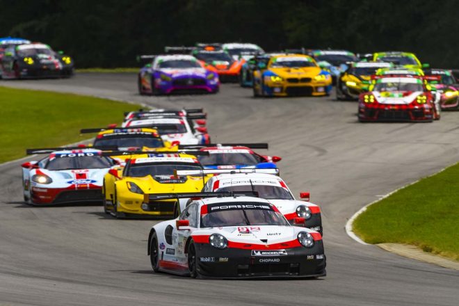 912号車ポルシェ911 RSRを先頭にスタートしてく隊列。2019年IMSA第10戦バージニア スタートシーン