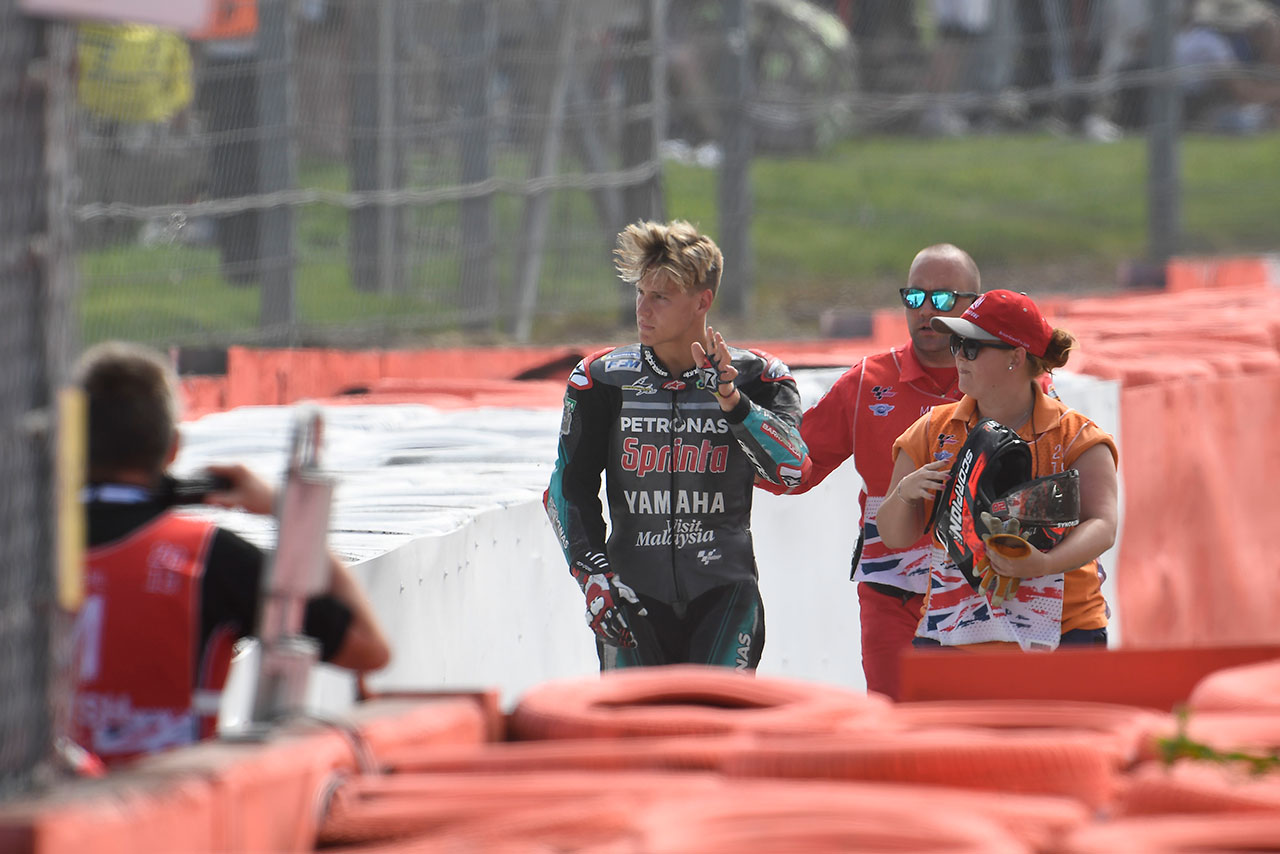 転倒後に観客に手を振り無事を伝えるファビオ・クアルタラロ