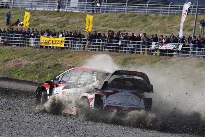 富士スピードウェイ敷地内のグラベルでデモランを行うヤリスWRC