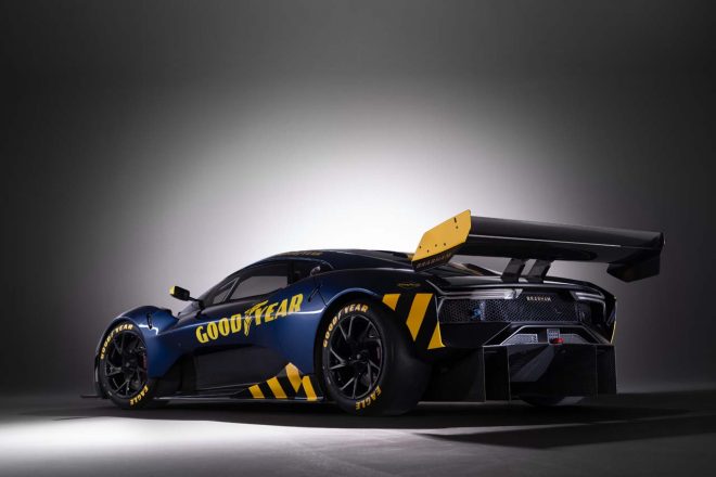 最高709馬力を発揮する5.4リットルV8エンジンを搭載するブラバムBT62