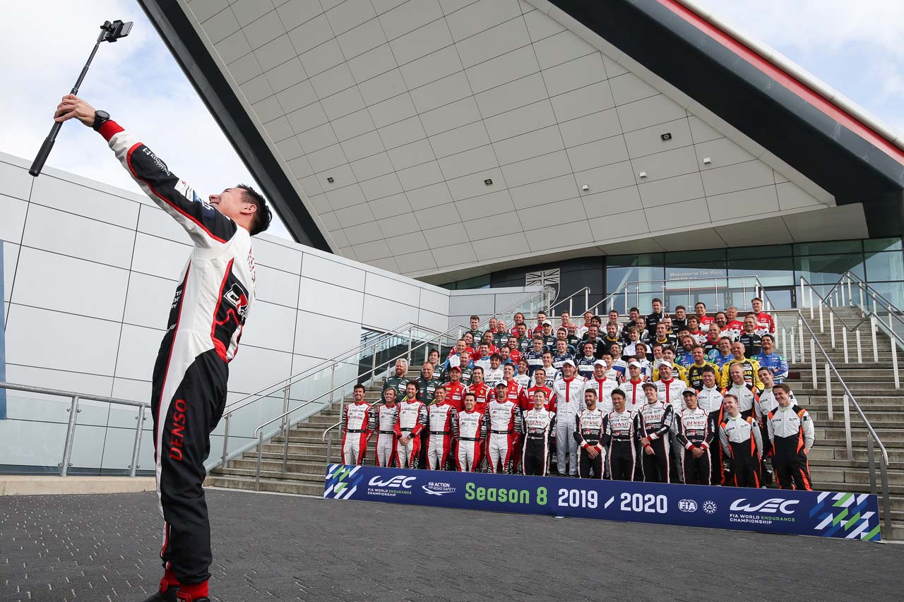 WEC参戦全ドライバーとのセルフィーを試みる小林可夢偉。撮れた写真は……