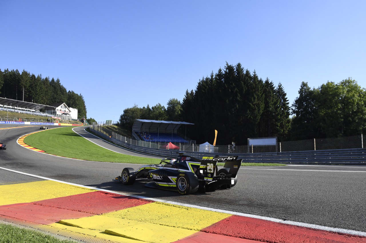 名取鉄平（カーリン・バズレーシング）