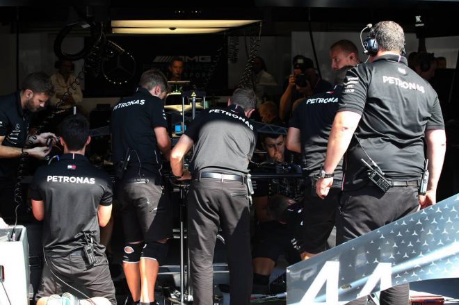 2019年F1第13戦ベルギーGP　FP3でクラッシュしたルイス・ハミルトンのマシンを修理するメカニックたち