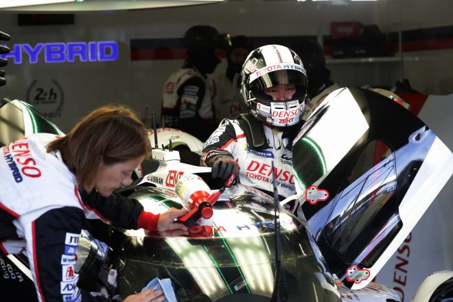 7号車トヨタTS050ハイブリッドに乗り込む小林可夢偉