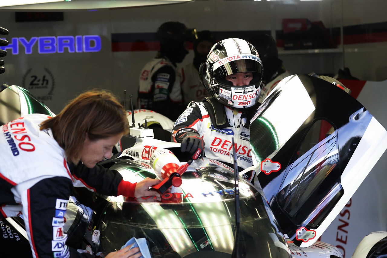 7号車トヨタTS050ハイブリッドに乗り込む小林可夢偉