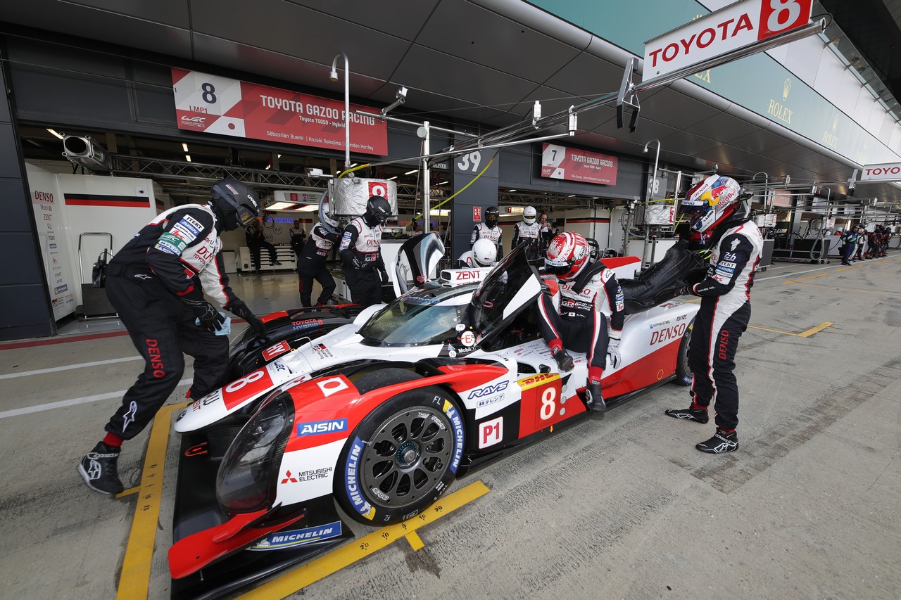 8号車トヨタTS050ハイブリッド。中嶋一貴からセバスチャン・ブエミにドライバー交代