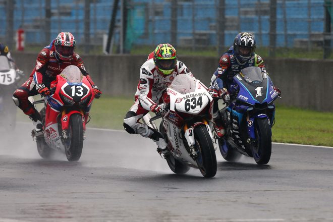 スタートでホールショットを奪う水野涼（MuSASHi RT HARC-PRO.Honda）