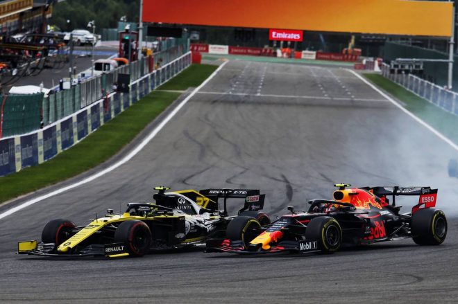 2019年F1第13戦ベルギーGP　アレクサンダー・アルボン（レッドブル・ホンダ）とニコ・ヒュルケンベルグ（ルノー）のバトル