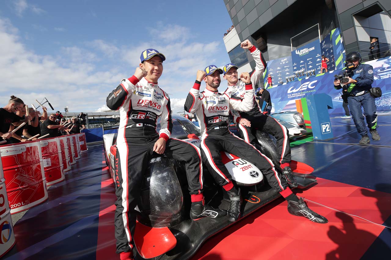 優勝した7号車トヨタの小林可夢偉、ホセ-マリア・ロペス、マイク・コンウェイ