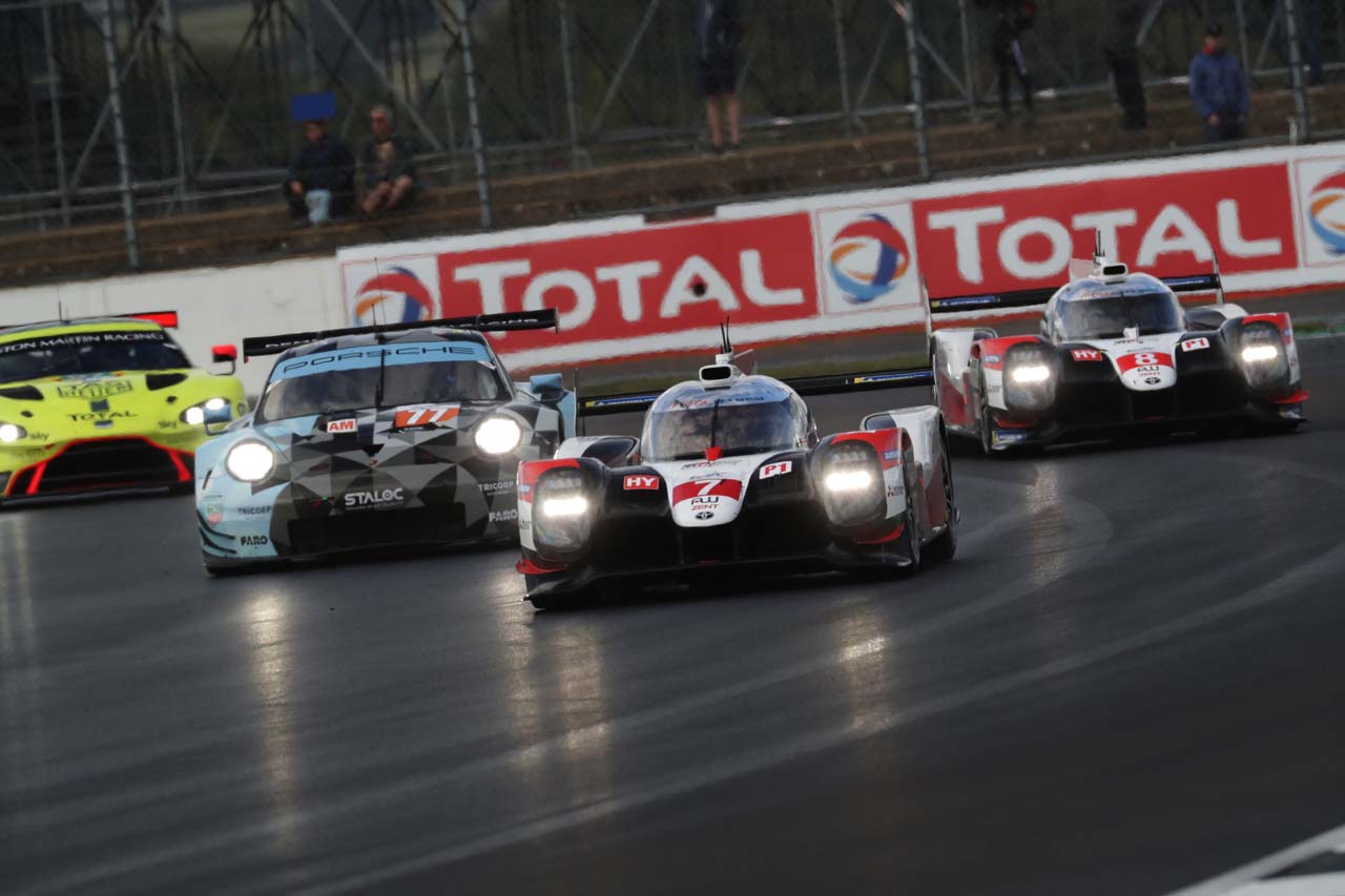 ブリティッシュウェザーに見舞われたレース中盤、トヨタはライバルに先行を許した。