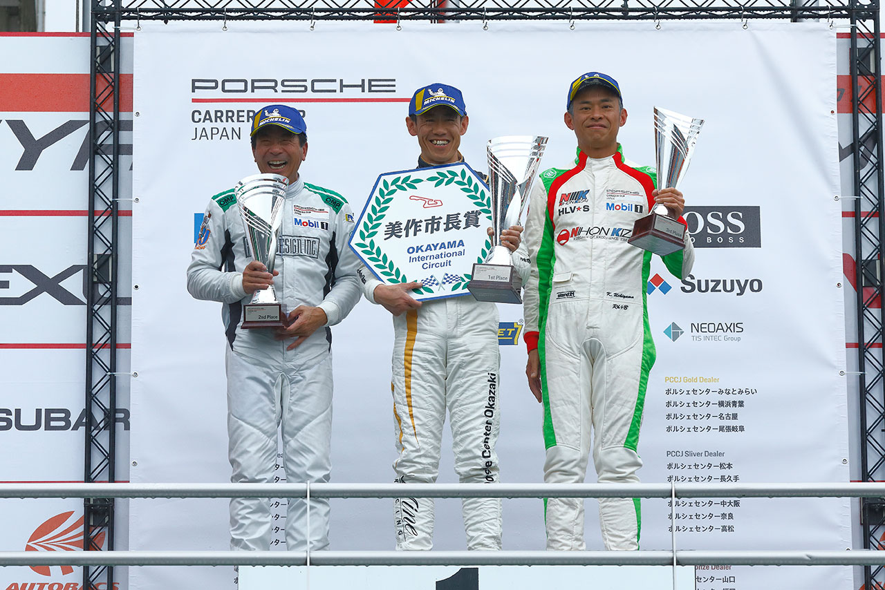 永井秀貴（写真中央）は第2戦でジェントルマンクラス初優勝を飾る