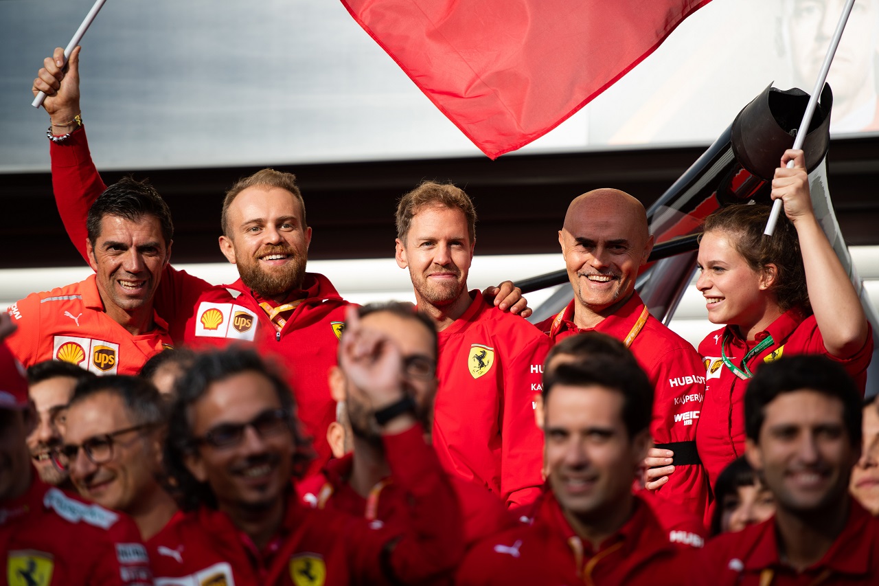 2019年F1第13戦ベルギーGP　シャルル・ルクレールの優勝記念撮影でのセバスチャン・ベッテル（フェラーリ）