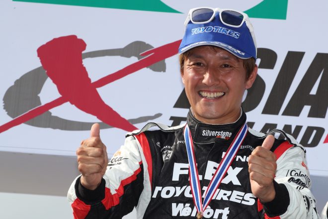 ドリフトチーム「Team TOYO TIRES DRIFT」所属の当社契約ドライバー川畑真人選手。「FLEX SHOW AIKAWA Racing with TOYO TIRES」から、今回オフロードレースに初挑戦し、T1Gガソリンクラス2位を獲得した。