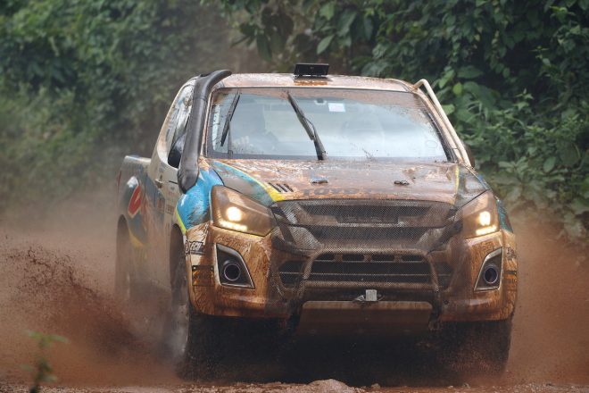 7年連続の総合優勝を果たしたナタボン選手（タイ）のISUZU D-MAXもOPEN COUNTRY M／Tを履く。