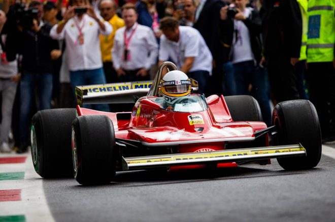1979年にフェラーリでF1ワールドチャンピオンに輝いたジョディー・シェクターがフェラーリ312T4をドライブ