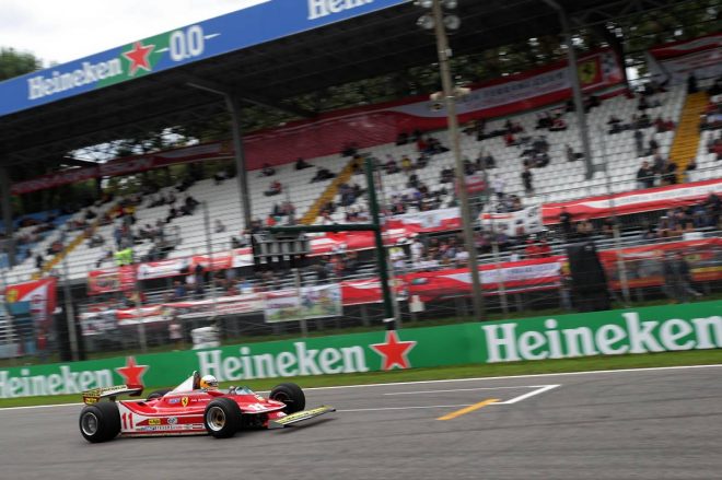 1979年にフェラーリでF1ワールドチャンピオンに輝いたジョディー・シェクターがフェラーリ312T4をドライブ