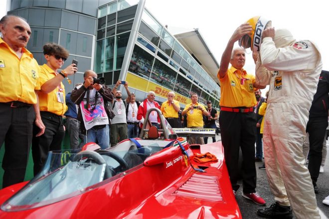 1979年にフェラーリでF1ワールドチャンピオンに輝いたジョディー・シェクターがフェラーリ312T4をドライブ