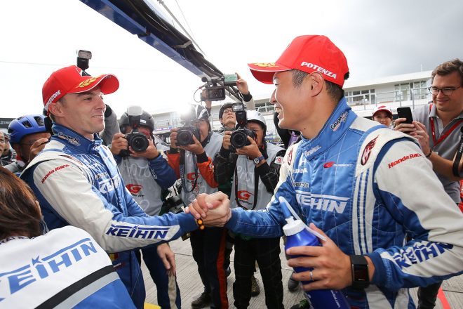 Q2アタック後ピットに戻った塚越広大と固く握手を交わしたベルトラン・バゲット