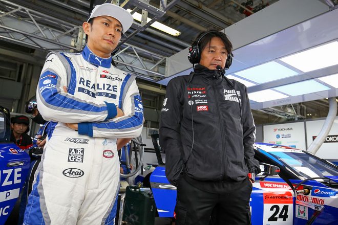 2019年のスーパーGT第6戦オートポリス予選Q1を見守る平峰一貴と近藤真彦監督