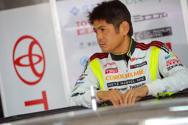 30号車TOYOTA GR SPORTS PRIUS PHV apr GTをドライブする織戸学