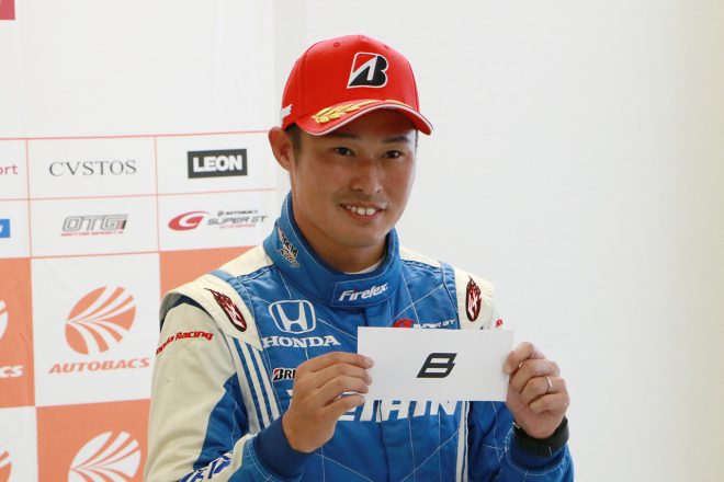 タイヤ抽選でBを引いた塚越広大（KEIHIN NSX-GT）