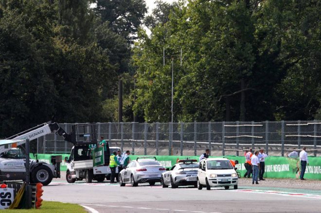 2019年F1第14戦イタリアGP　F3レースのクラッシュで壊れたバリケードを修復中