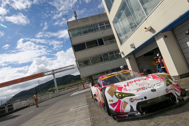 2019年のスーパーGT第6戦オートポリス、GT300クラスの公式予選でポールポジションを獲得したHOPPY 86 MC