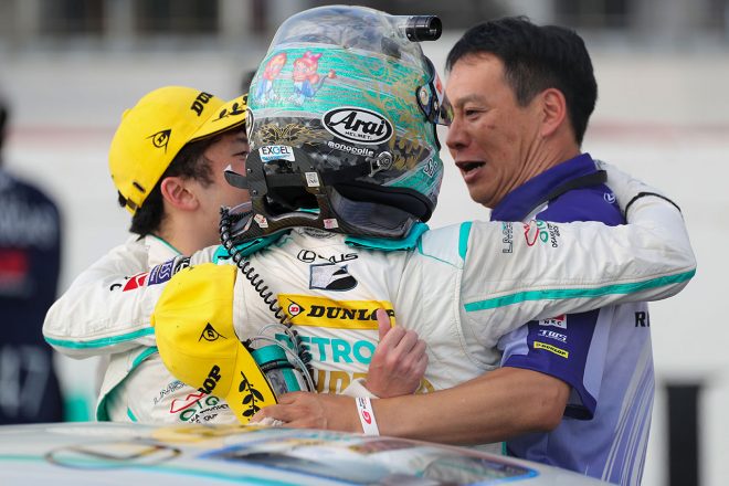 チェッカー後、抱き合って勝利を喜んだLM corsaのドライバーとチーム監督