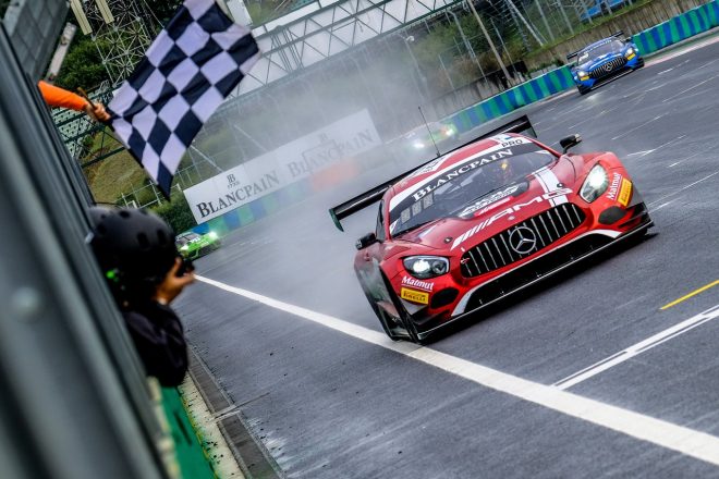 雨のレース1でトップチェッカーを受ける88号車メルセデスAMG GT3