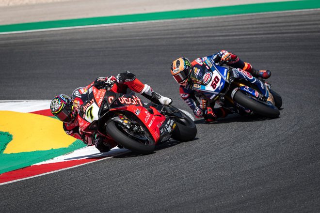 2番手争いを展開するデイビスとファン・デル・マーク