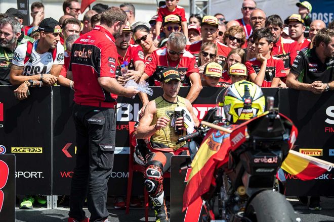 バウティスタはレース後には左肩にアイシングを施していた