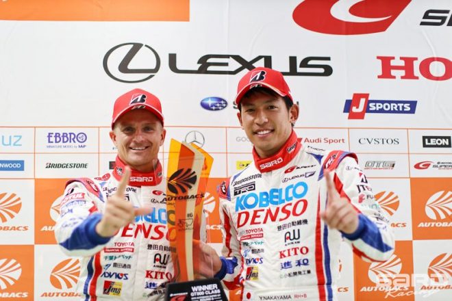 第6戦オートポリスを制したヘイキ・コバライネン(左)と中山雄一(右)