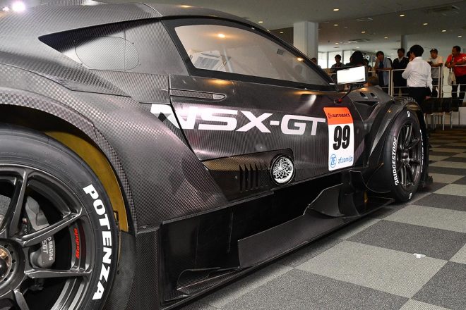 2020年モデルのホンダNSX-GT。右サイドにエキゾースト出口が。