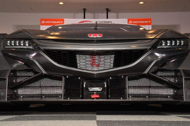 ホンダNSX-GTのグリル内にはこれまでなかったものも。インタークーラーが見える。