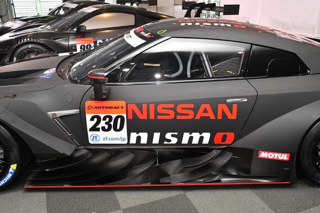 ニッサンGT-RニスモGT500のラテラルダクトは多くのフィンが備えられている。