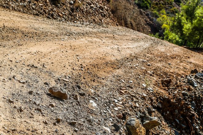 ラリー・トルコで使われる道には大きな石が転がる箇所も