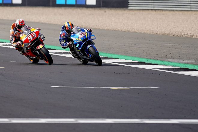 ファイナルラップ前は0.001秒差でフィニッシュラインを通過したアレックス・リンス（チーム・スズキ・エクスター）