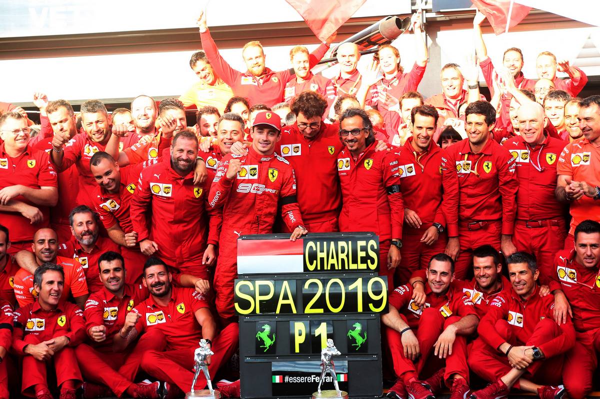 嬉しい記念撮影。そういえばベッテルさんもいるのはおわかりだろうか？