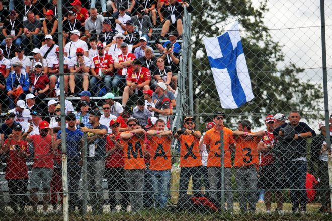 オレンジで埋め尽くすほどではないが、確実にサーキットにいる人たち