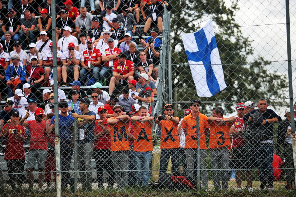 オレンジで埋め尽くすほどではないが、確実にサーキットにいる人たち