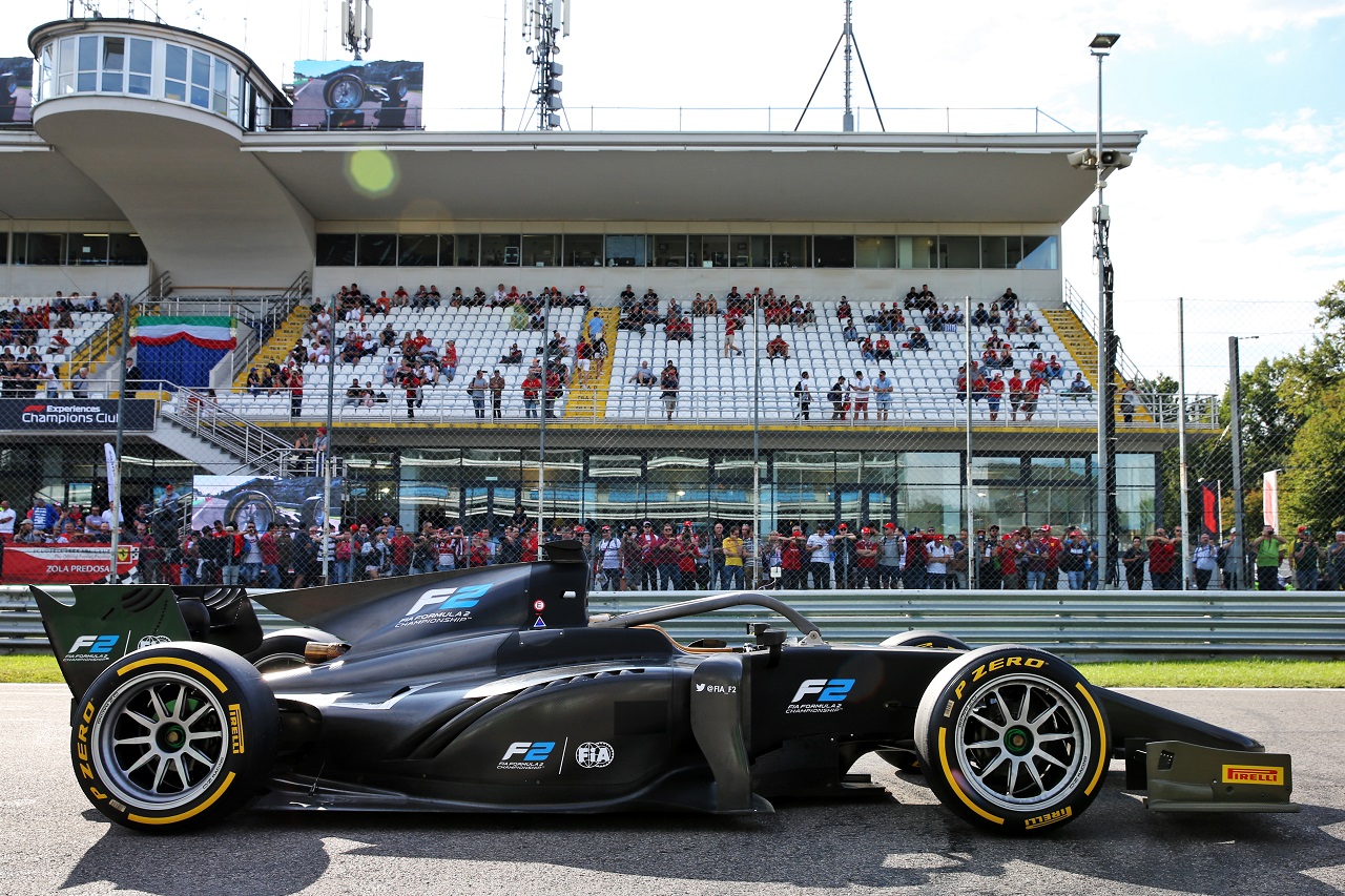 F1イタリアGPの週末、18インチタイヤを装着したF2マシンがデモ走行