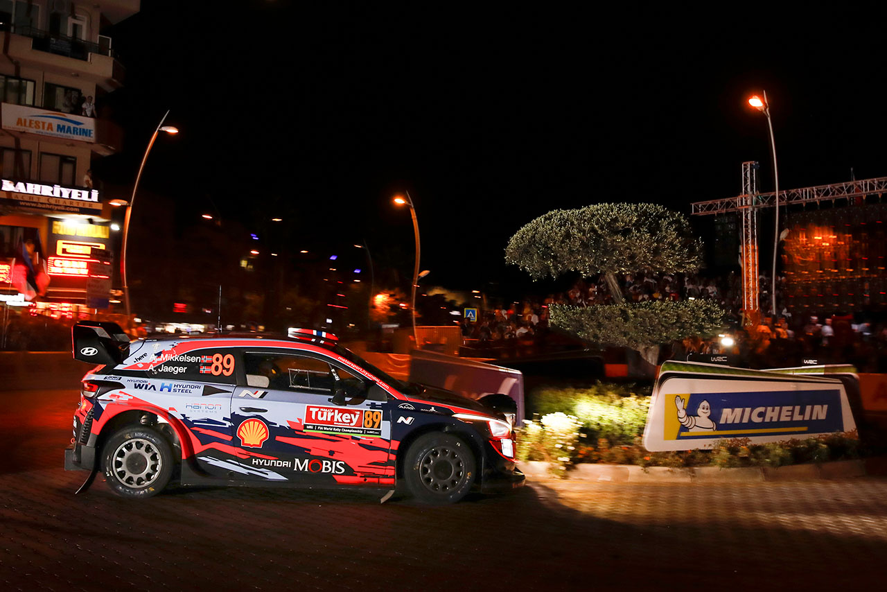 2019年のWRC第11戦トルコのSS1でトップタイムタイを記録したアンドレアス・ミケルセン（ヒュンダイi20クーペWRC）