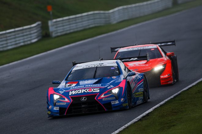 レース終盤、ARTA NSX-GTの猛攻を受けたWAKO’S 4CR LC500